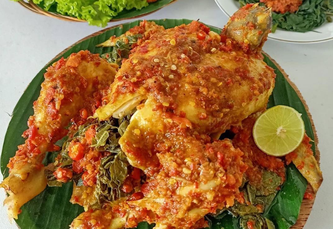 Ayam Betutu (Foto: carikulinerindonesia.com)