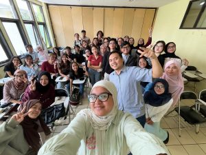 Suasana interaktif perkuliahan mahasiswa program studi Humas Unpad di kelas