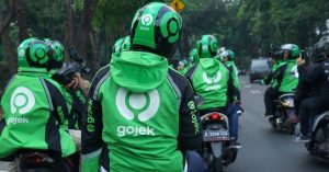 Pengemudi Gojek berkumpul dalam program Natal Berbagi untuk mendukung mobilitas masyarakat selama libur Natal.