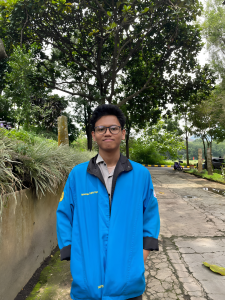 Muhammad Novrizal Akmal, salah satu dari dua mahasiswa Matematika FMIPA Unpad saat memakai jaket himpunan.