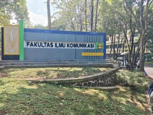 Papan Fakultas Ilmu Komunikasi yang dilihat dari depan. Menunjukan dimana dan siapa yang terdampak oleh melemahnya nilai rupiah
