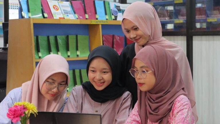 Mahasiswi Jurusan Manajemen Bisnis Syariah Masoem University (Foto: masoemuniversity.ac.id)